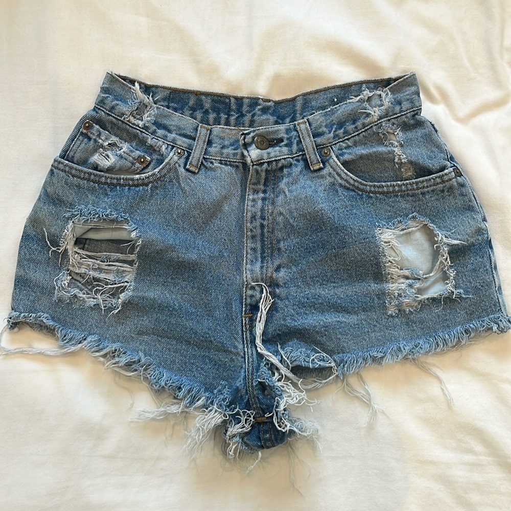 Levi’s Distressed Mini Short